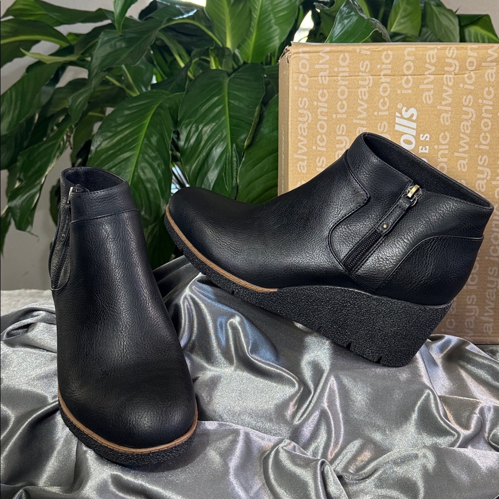 Dr. Scholl's Black Faux Leather Zip Wedge Ankle Boots - Women's 10